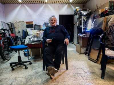 Ed � all�interno di questo buio e trascurato locale senza insegna che ci accoglie Benedetto, un omone dai gentili occhi azzurri e dai lunghi baffi bianchi. � seduto comodamente su una sedia, con in mano la sua inseparabile pipa
